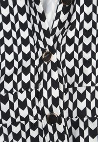 Renee - Czarna Sukienka Rozkloszowana Nobo. Okazja: na co dzień. Kolor: czarny. Materiał: materiał, dzianina. Długość rękawa: długi rękaw. Wzór: geometria. Typ sukienki: rozkloszowane, koszulowe. Styl: casual. Długość: midi #4