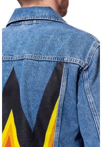 Wrangler - KURTKA JEANSOWA WRANGLER RETRO JACKET KABEL BLUE W442ER19K. Kolor: niebieski. Materiał: jeans. Wzór: nadruk. Styl: retro #4