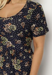 Born2be - Granatowo-Beżowa Rozkloszowana Sukienka w Kwiatowy Wzór Lumilisse. Okazja: na spacer, na co dzień. Kolor: niebieski. Wzór: kwiaty. Styl: elegancki, casual, klasyczny #6