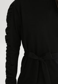 Born2be - Czarna Sukienka Dzianinowa Bryzeiros. Kolor: czarny. Materiał: dzianina. Długość rękawa: długi rękaw. Wzór: aplikacja. Typ sukienki: proste. Długość: mini #4