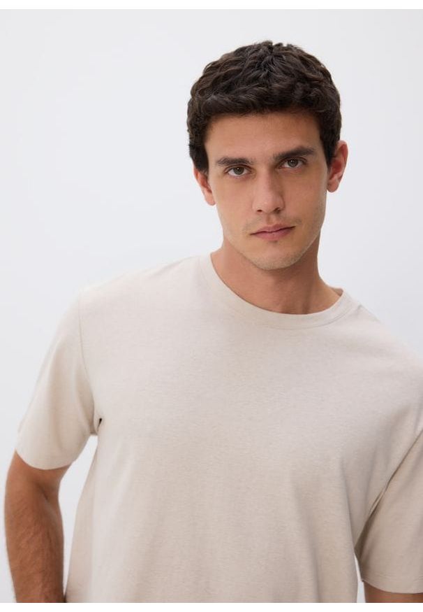 Reserved - T-shirt comfort z dodatkiem lnu - beżowy. Kolor: beżowy. Materiał: len