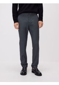 Reserved - Spodnie chino slim fit - granatowy. Kolor: niebieski. Materiał: bawełna