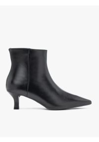 Ryłko - Czarne skórzane botki na szpilce flare. Okazja: na co dzień. Zapięcie: zamek. Kolor: czarny. Materiał: skóra. Obcas: na szpilce. Styl: elegancki, street, casual. Wysokość obcasa: średni #1