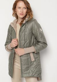 Born2be - Zielona Pikowana Kurtka z Kapturem i Przedłużonym Tyłem Tulara. Okazja: na co dzień. Typ kołnierza: kaptur. Kolor: zielony. Materiał: jeans. Wzór: aplikacja. Styl: casual, elegancki #7