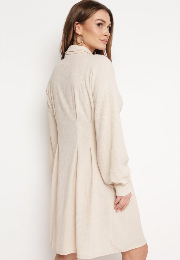 Born2be - Beżowa Taliowana Sukienka Koszulowa Mini Arukini. Kolor: beżowy. Typ sukienki: koszulowe. Długość: mini