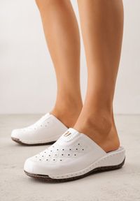 Born2be - Białe Klapki na Koturnie z Perforacją Tłoczeniem i Metaliczną Aplikacją Eupheda. Okazja: na co dzień, na spacer. Kolor: biały. Materiał: dresówka. Wzór: aplikacja. Obcas: na koturnie. Styl: casual #1