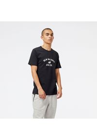Koszulka męska New Balance MT31907BK – czarna. Kolor: czarny. Materiał: bawełna, materiał, poliester. Wzór: napisy