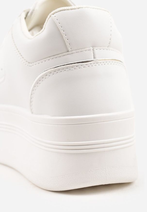 Renee - Biało-Srebrne Sneakersy Vices na Platformie Ozdobione Metalicznymi Aplikacjami Nelanil. Okazja: na co dzień, do pracy, na spotkanie biznesowe. Kolor: biały. Materiał: jeans. Wzór: aplikacja. Obcas: na platformie. Wysokość obcasa: średni