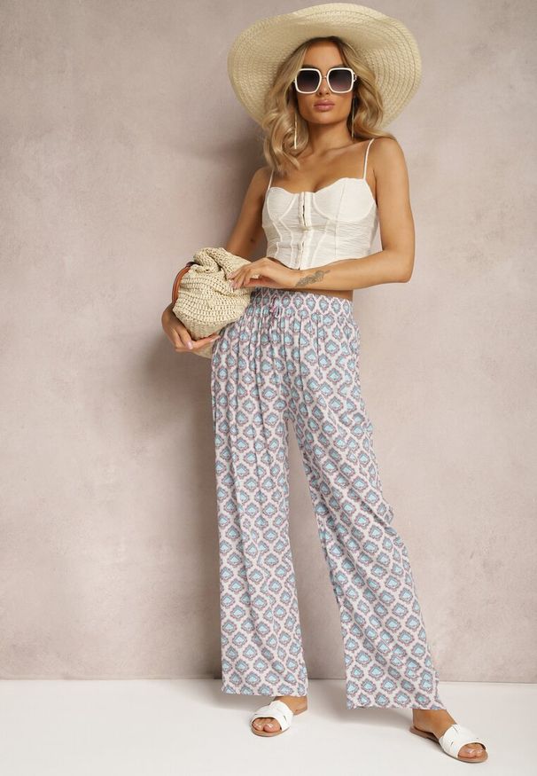 Renee - Jasnoniebieskie Szerokie Spodnie z Gumką w Talii z Wiskozy w Mozaikowy Print Wavelette. Okazja: na co dzień. Stan: podwyższony. Kolor: niebieski. Materiał: wiskoza. Wzór: nadruk. Styl: elegancki, casual