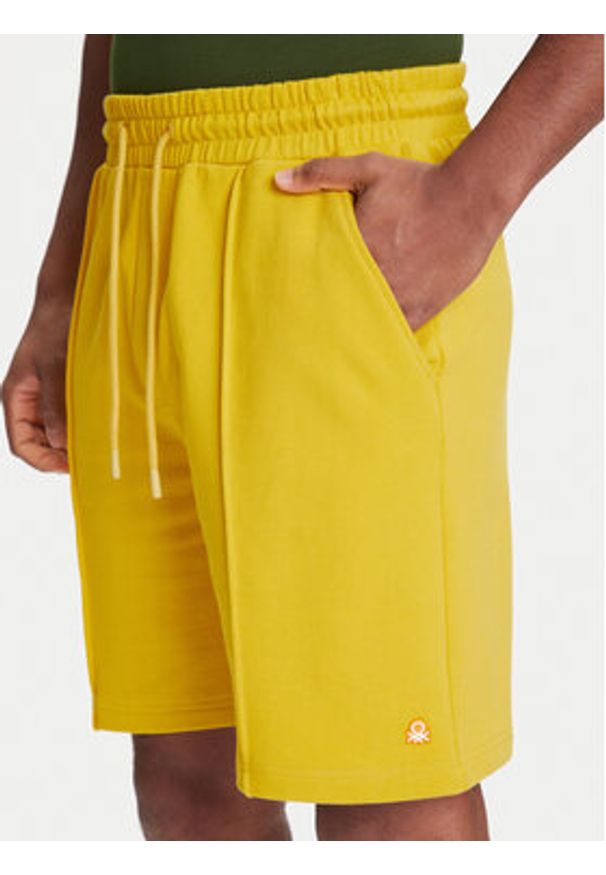 United Colors of Benetton - United Colors Of Benetton Szorty sportowe 342ZU900X Żółty Regular Fit. Kolor: żółty. Materiał: bawełna. Styl: sportowy