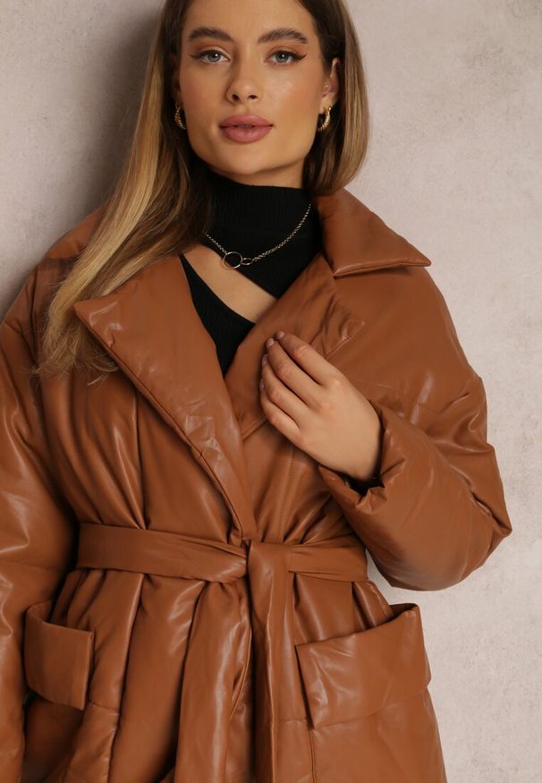 Renee - Brązowy Płaszcz z Imitacji Skóry z Wiązanym Paskiem Tosha. Kolor: brązowy. Materiał: skóra. Długość: do kolan