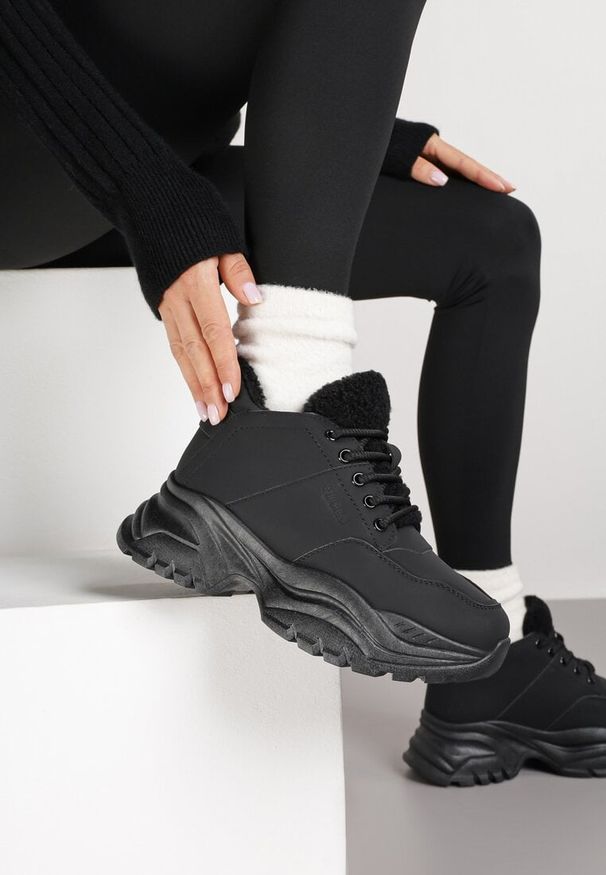 Renee - Czarne Trapery Sneakersy Vices na Platformie z Tłoczeniem Nirrise. Okazja: na co dzień. Kolor: czarny. Materiał: dresówka. Obcas: na platformie. Styl: casual