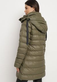 Born2be - Ciemnozielona Pikowana Kurtka Zimowa o Dłuższym Fasonie z Kapturem Sialdra. Okazja: na co dzień, do pracy, na spacer. Typ kołnierza: kaptur. Kolor: zielony. Długość: długie. Sezon: zima. Styl: casual, elegancki #5