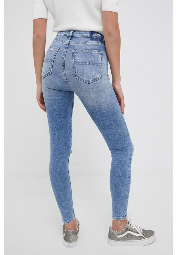 Tommy Jeans jeansy SYLVIA BF2215 damskie high waist. Stan: podwyższony. Kolor: niebieski