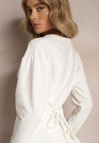 Renee - Biała Bawełniana Bluza z Ozdobnym Wiązaniem Fanarita. Kolor: biały. Materiał: bawełna