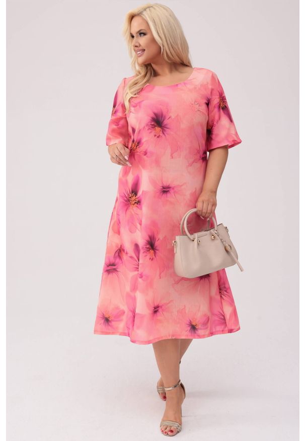 Moda Size Plus Iwanek - Trapezowa koralowa sukienka w kwiaty MIDI PLUS SIZE XXL OVERSIZE WIOSNA. Okazja: na co dzień. Kolekcja: plus size. Kolor: pomarańczowy. Wzór: kwiaty. Typ sukienki: oversize, trapezowe, dla puszystych. Materiał: materiał, len, tkanina, poliester, elastan. Sezon: wiosna. Styl: elegancki, casual. Długość: midi