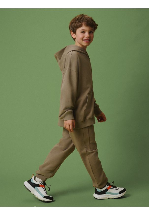 4f - 4F Spodnie dresowe joggery chłopięce - beżowe 164 (13-14 lat). Okazja: na co dzień, na uczelnię, do domu. Kolor: beżowy. Materiał: dresówka. Sezon: lato. Styl: casual