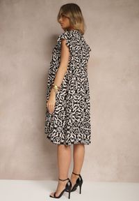 Renee - Czarna Rozkloszowana Sukienka z Bawełny w Ornamentalny Print Zalirita. Okazja: na co dzień. Typ kołnierza: dekolt w serek. Kolor: czarny. Materiał: bawełna. Długość rękawa: krótki rękaw. Wzór: nadruk. Typ sukienki: rozkloszowane. Styl: klasyczny, casual