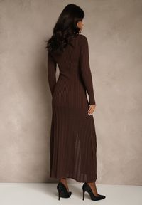 Renee - Brązowa Sweterkowa Sukienka z Wiskozy Ozdobiona Kołnierzykiem i Guzikami Deliavella. Kolor: brązowy. Materiał: wiskoza. Wzór: aplikacja #5