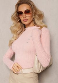 Renee - Jasnoróżowy Wełniany Sweter z Biżuteryjnymi Guzikami i Dłuższym Włosiem Tuvelio. Kolor: różowy. Materiał: wełna. Długość: długie