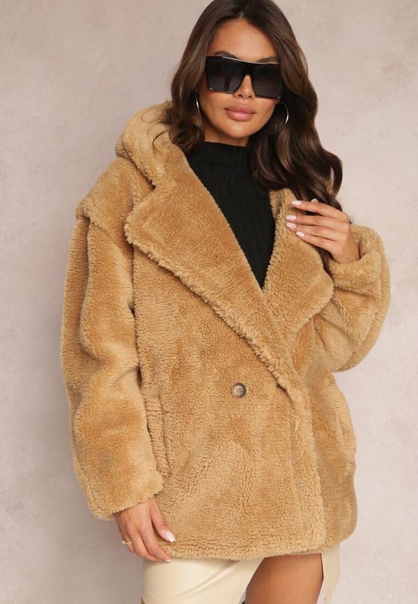 Renee - Beżowa Futerkowa Kurtka Teddy z Kapturem z Wsuwanymi Kieszeniami Gerovia. Okazja: na co dzień. Typ kołnierza: kaptur. Kolor: beżowy. Materiał: jeans. Styl: casual, elegancki