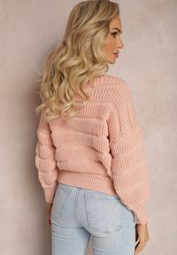 Renee - Różowy Sweter o Krótszym Luźnym Fasonie Olimppia. Kolor: różowy. Długość: krótkie. Wzór: jednolity. Sezon: jesień, zima #4