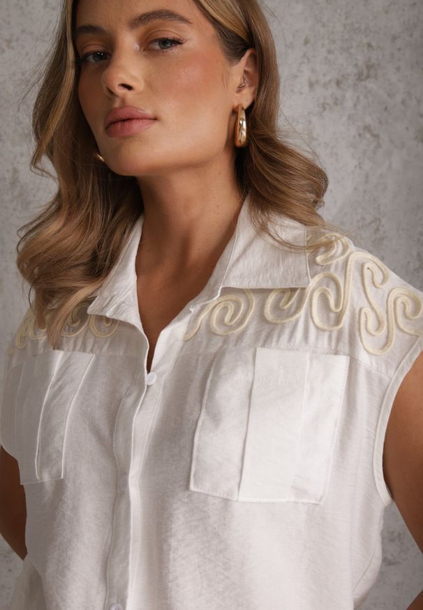 Renee - Biała Boho Koszula z Wiskozy Bez Rękawów ze Ściągaczem w Talii Assabel. Okazja: na co dzień. Kolor: biały. Materiał: wiskoza. Długość rękawa: bez rękawów. Wzór: haft. Sezon: lato. Styl: boho