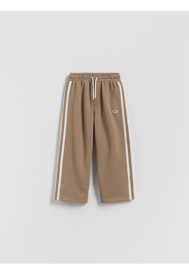 Reserved - Bawełniane spodnie z lampasami - brązowy. Kolor: brązowy. Materiał: bawełna