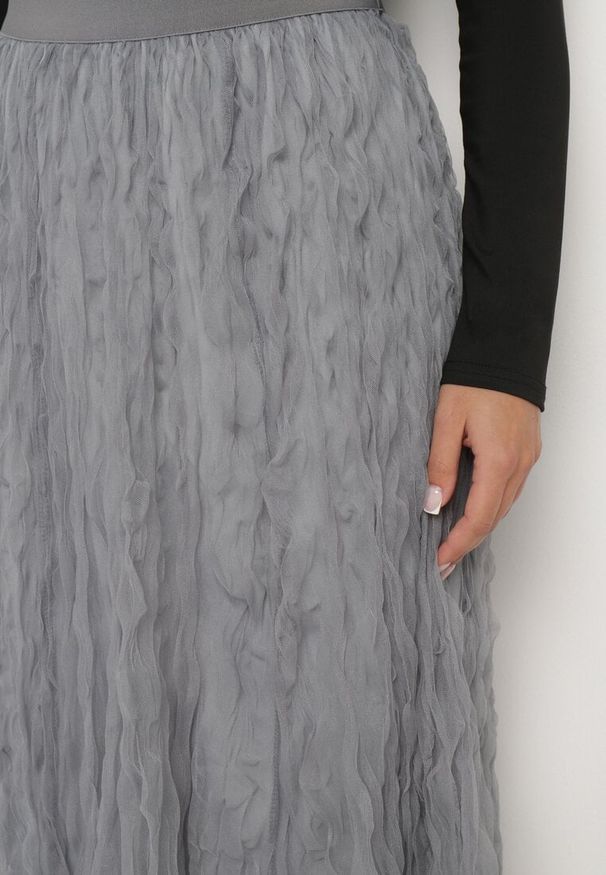 Born2be - Szara Rozkloszowana Spódnica z Półtransparentnego Materiału z Ozdobnym Tłoczeniem Zerivra. Okazja: na co dzień. Kolor: szary. Materiał: materiał. Styl: elegancki, casual, klasyczny