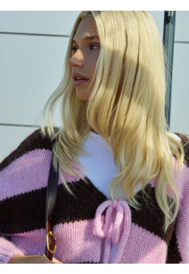 Reserved - Kardigan z wiązaniem - różowy. Kolor: różowy. Materiał: dzianina, wełna