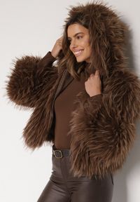 Born2be - Brązowa Kurtka Futerko na Suwak z Kapturem Zetale. Okazja: na spacer. Typ kołnierza: kaptur. Kolor: brązowy. Materiał: futro. Wzór: gładki #6