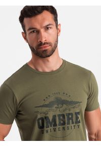 Ombre Clothing - T-shirt męski bawełniany z printem militarnym - khaki V2 OM-TSPT-0164 - XXL. Kolor: brązowy. Materiał: bawełna. Długość rękawa: krótki rękaw. Długość: krótkie. Wzór: moro, nadruk. Styl: militarny #1