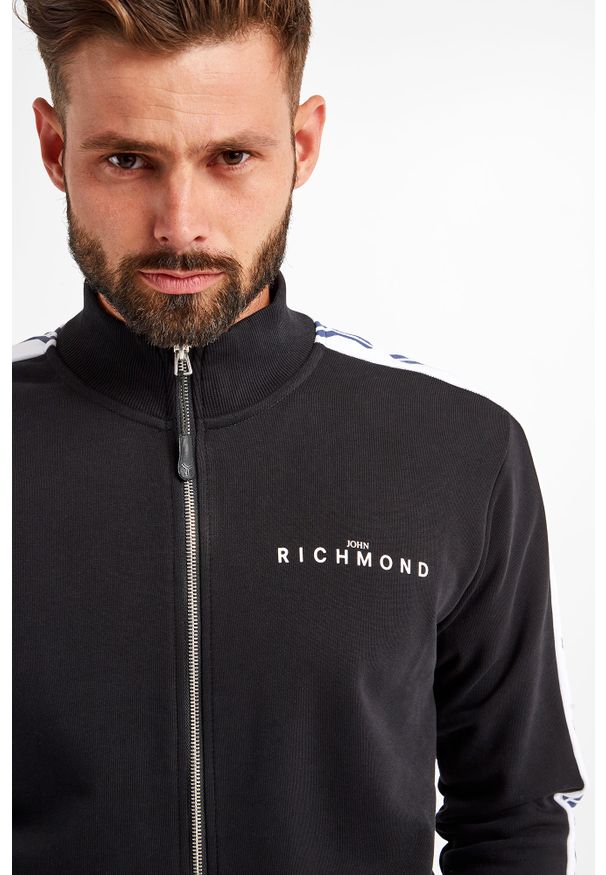 John Richmond Sport - BLUZA MONISK JOHN RICHMOND. Typ kołnierza: kołnierzyk stójkowy. Wzór: napisy