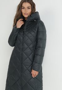 Born2be - Ciemnozielona Kurtka za Kolano Pikowana Viphee. Kolor: zielony. Materiał: materiał. Sezon: zima, jesień #5