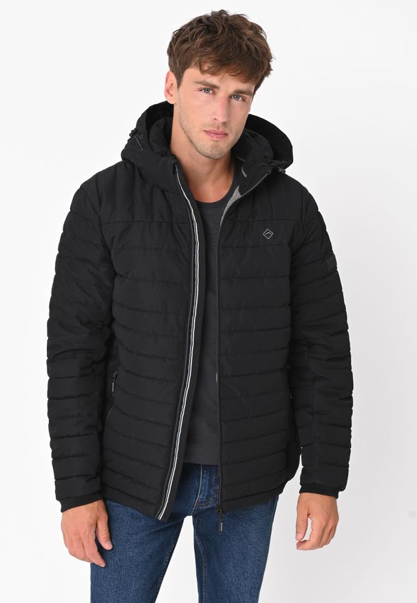 Volcano - Kurtka z odpinanym kapturem J-JUAN. Kolor: czarny. Materiał: poliester, włókno, materiał. Wzór: napisy, gładki. Styl: klasyczny