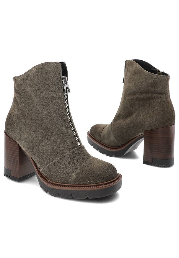 Zielone Botki Karino Damskie Modne Obuwie Jesienne. Zapięcie: zamek. Kolor: zielony. Materiał: welur, jeans, skóra. Sezon: jesień. Obcas: na obcasie. Styl: elegancki, klasyczny. Wysokość obcasa: średni