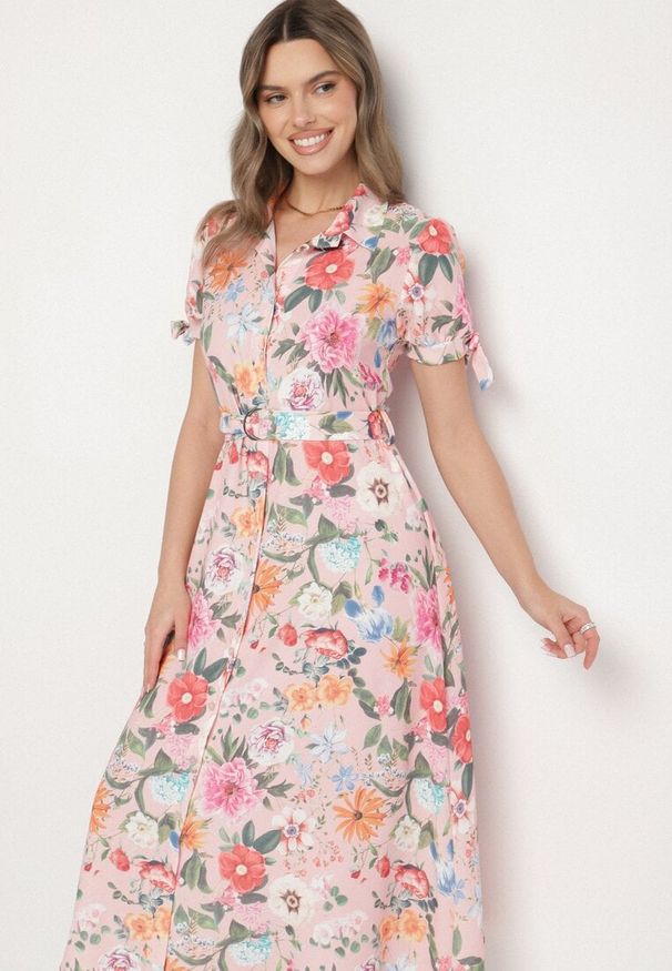 Born2be - Różowa Rozkloszowana Sukienka o Koszulowym Kroju z Paskiem w Kwiatowy Wzór Fevelorine. Okazja: na co dzień. Kolor: różowy. Wzór: kwiaty. Typ sukienki: koszulowe. Styl: casual