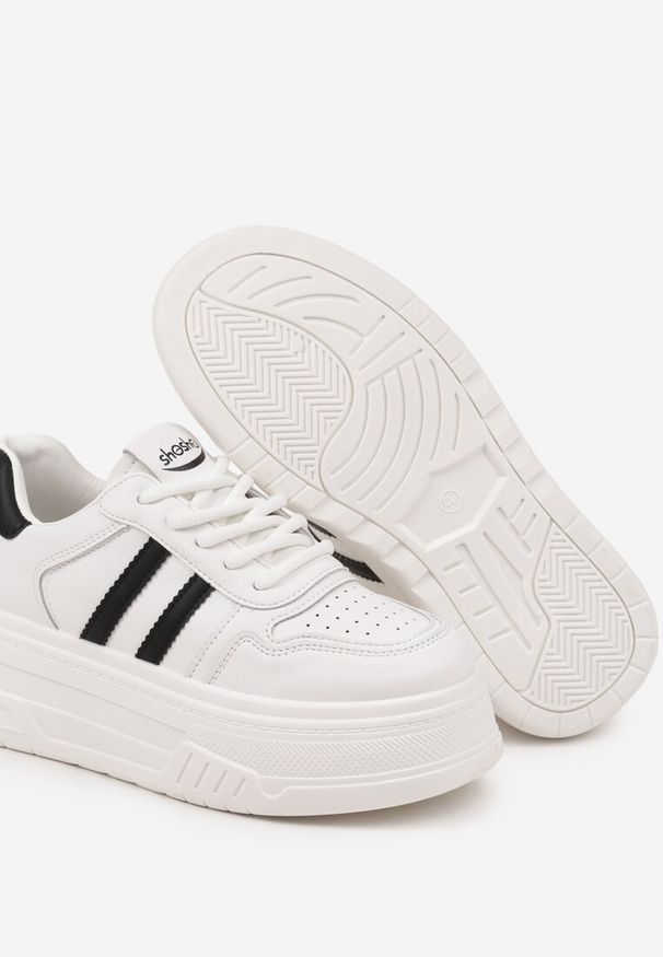 Born2be - Biało-Czarne Sneakersy na Grubej Podeszwie z Perforacją i Paskami Fonistia. Okazja: na co dzień. Nosek buta: okrągły. Zapięcie: pasek. Kolor: biały. Materiał: jeans. Obcas: na platformie