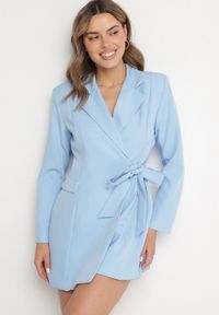 Born2be - Jasnoniebieska Kopertowa Sukienka z Imitacją Kieszeni Talriti. Kolor: niebieski. Typ sukienki: kopertowe. Styl: elegancki #3