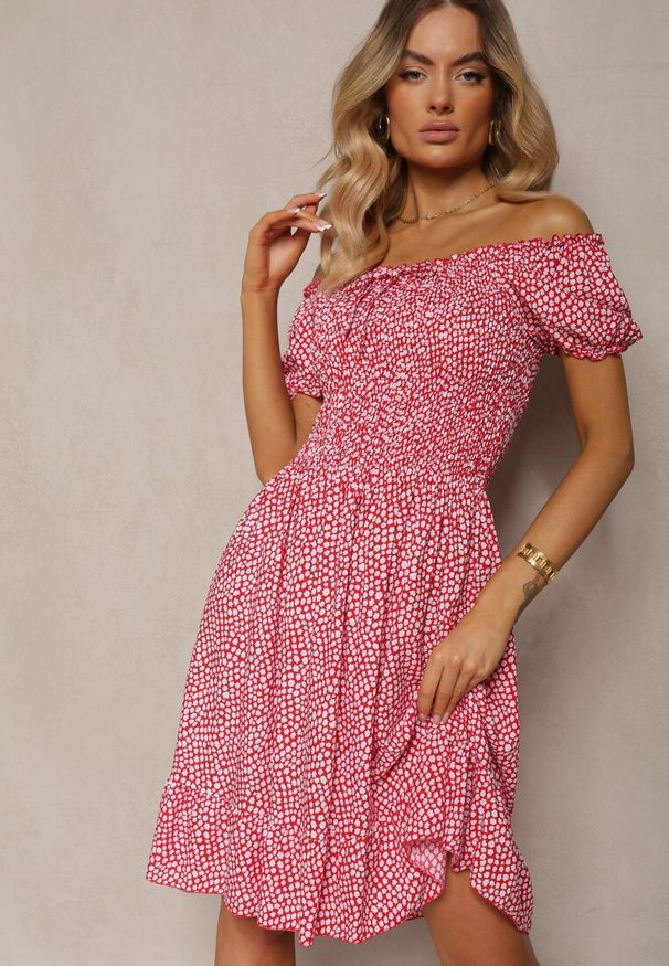 Renee - Czerwona Sukienka Midi o Fasonie Bawełnianej Hiszpanki Nairo. Okazja: na co dzień. Typ kołnierza: dekolt hiszpanka. Kolor: czerwony. Materiał: bawełna. Styl: elegancki, casual. Długość: midi