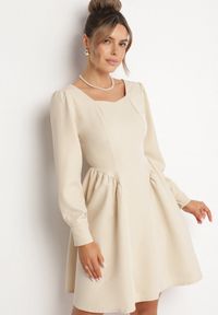 Born2be - Beżowa Rozkloszowana Sukienka z Kwadratowym Dekoltem Katilora. Typ kołnierza: dekolt kwadratowy. Kolor: beżowy. Długość rękawa: długi rękaw. Styl: klasyczny #1