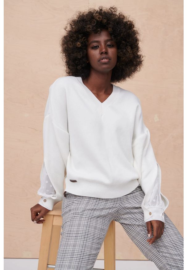 blue shadow - Sweter Damski Elle BS Ekri / SO597-01. Typ kołnierza: dekolt w serek. Materiał: zamsz, bawełna, akryl, tkanina. Długość: krótkie. Sezon: jesień, wiosna