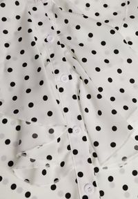 Born2be - Biała Wiskozowa Koszula w Kropki ze Stójką z Ozdobnymi Falbanami Isamene. Okazja: na co dzień. Typ kołnierza: kołnierzyk stójkowy. Kolor: biały. Materiał: wiskoza. Wzór: kropki. Styl: casual, klasyczny #6