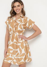 Born2be - Beżowa Taliowana Sukienka z Wiskozą z Geometrycznym Wzorem Galadira. Okazja: na co dzień, na spacer, na imprezę. Kolor: beżowy. Materiał: wiskoza. Wzór: geometria. Styl: klasyczny, casual #1