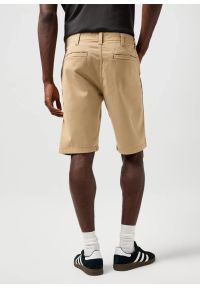 Wrangler - MESKIE SPODENKI WRANGLER CHINO SHORT PLAZA TAUPE 112362349. Okazja: na co dzień. Materiał: skóra, materiał, len, bawełna, elastan. Długość: do kolan. Sezon: lato. Styl: klasyczny, casual
