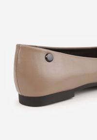 Born2be - Ciemnobeżowe Eleganckie Balerinki z Cyrkoniami i Metaliczną Ozdobą Olenope. Okazja: na spotkanie biznesowe, na co dzień. Kolor: beżowy. Wzór: aplikacja. Styl: elegancki #6