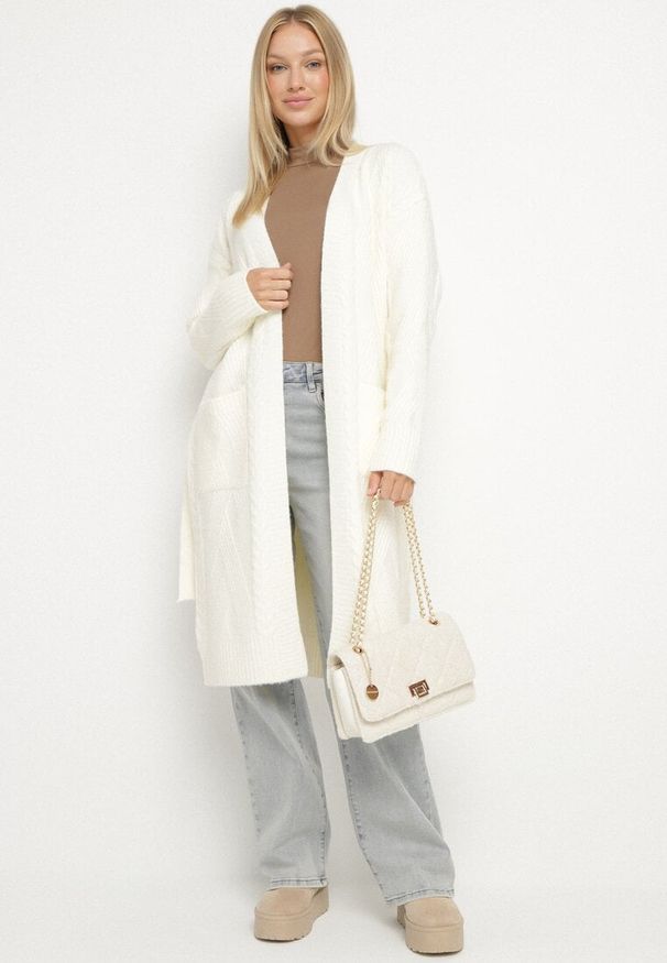 Born2be - Jasnobeżowy Niezapinany Kardigan z Wełną z Warkoczowym Splotem i Wiązanym Paskiem Darrive. Okazja: na co dzień, na spotkanie biznesowe, do pracy. Kolor: beżowy. Materiał: wełna. Długość rękawa: długi rękaw. Długość: długie. Wzór: ze splotem. Styl: biznesowy, casual, elegancki