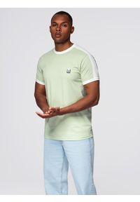 Ombre Clothing - T-shirt męski z kontrastowymi lampasami – pistacjowy V9 - Rozmiar: M. Kolor: zielony. Materiał: materiał, poliester, bawełna. Długość rękawa: krótki rękaw. Długość: krótkie. Wzór: aplikacja. Styl: klasyczny