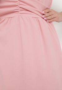 Born2be - Różowa Krótka Sukienka z Luźnym Rękawem i Gumką w Talii Bainasa. Kolor: różowy. Długość: mini #2