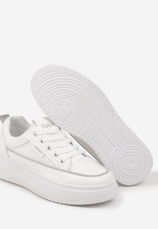 Renee - Biało-Szare Sneakersy na Platformie z Tłoczeniem i Sznurowaniem Erisandria. Nosek buta: okrągły. Zapięcie: sznurówki. Kolor: biały. Obcas: na platformie. Wysokość obcasa: średni